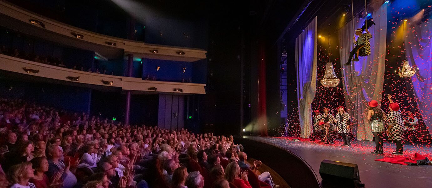 Grote zaal tijdens seizoensopening