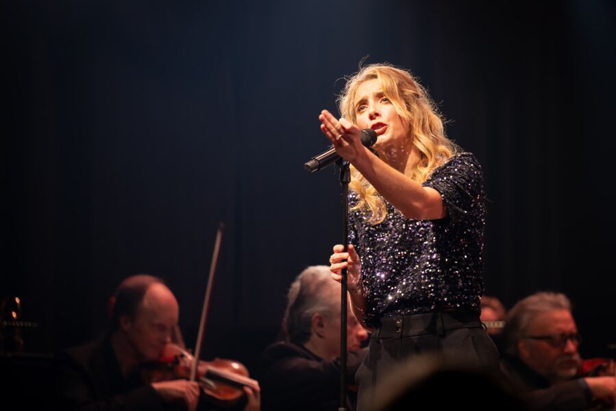 Tess Merlot & Residentie Orkest – Chansons en live